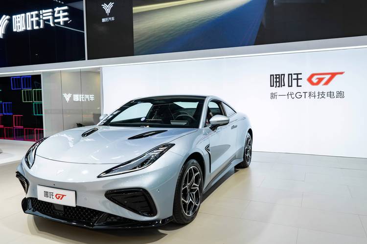 深圳260哪吒汽车在智能汽车领域的表现，领途汽车在新能源汽车市场中的影响力